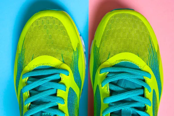 Par Zapatos Deportivos Sobre Fondo Colorido Nuevas Zapatillas Deporte Sobre — Foto de Stock