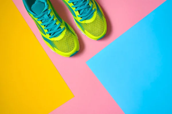 Par Sapatos Esportivos Fundo Colorido Novos Tênis Rosa Fundo Azul — Fotografia de Stock