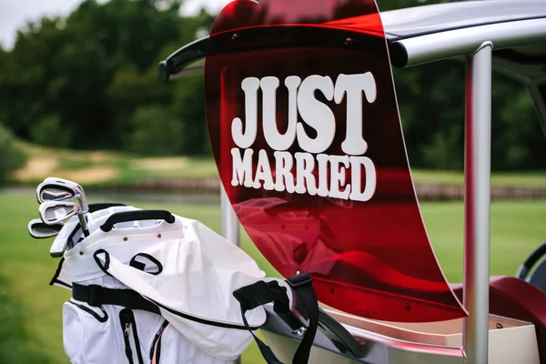 Sinal Casamento Coração Vermelho Carrinho Golfe Vazio Livre Conceito Casamento — Fotografia de Stock