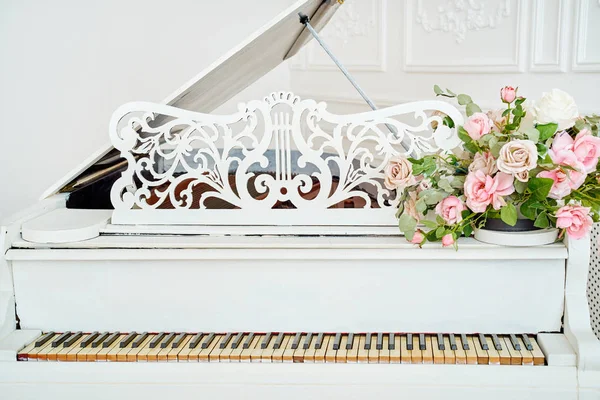 White Grand Piano Dengan Bunga Mawar Interior Klasik Putih Ruang — Stok Foto
