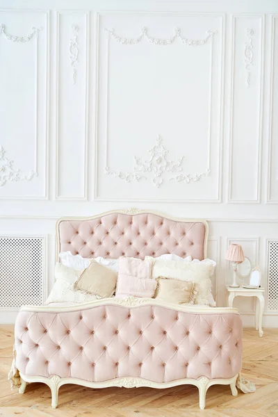 エレガントな寝室のインテリア コピー スペースで枕で大きな快適なロイヤル ベッド ブライダル スイート 空き領域 ピンクと白の色で女性の寝室 ロマンチックなスタイルの高級ベッド — ストック写真