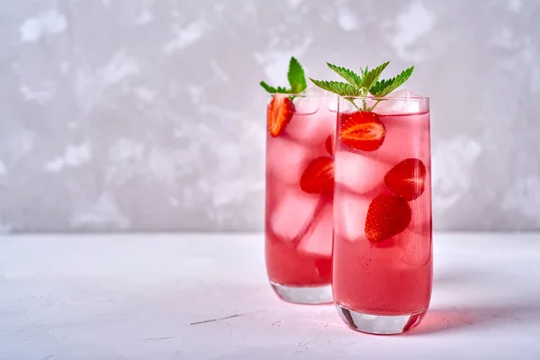Erdbeer Limonade Cocktail Mit Eis Und Minze Glas Auf Grauem — Stockfoto