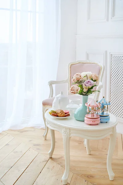 White Wooden Table Breakfast Flowers Merry Musical Carousel Horses Pink — Stock Photo, Image