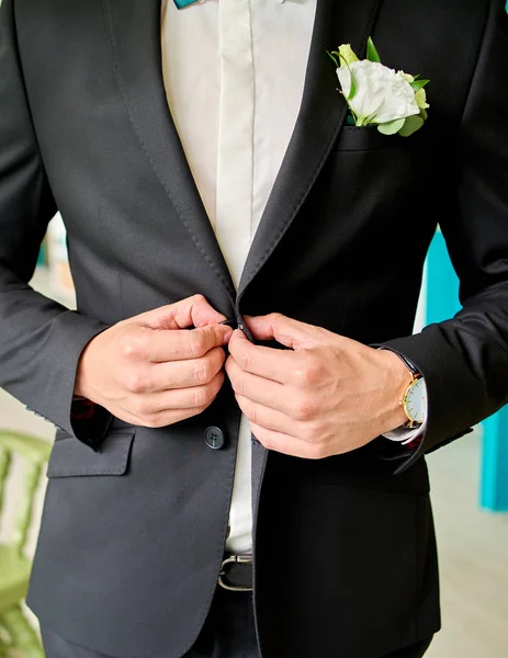 Ženich Bílé Košili Černé Oblek Boutonniere Buttonning Sako Svatební Den — Stock fotografie