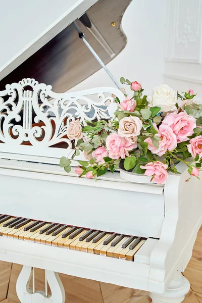 White Grand Piano Rose Flowers White Classic Interior Copy Space — Stock Photo, Image