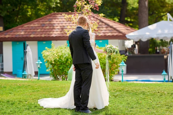 Glückliche Braut Mit Brautstrauß Und Bräutigam Küssen Sich Sommerhochzeitstag Park — Stockfoto
