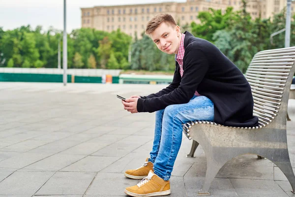 Fiatal Ember Város Utcai Pad Másol Hely Smartphone Portré Hallgató — Stock Fotó