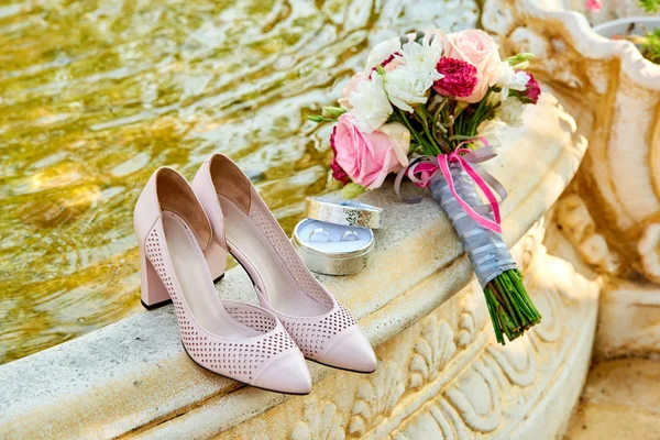 Scarpe Sposa Beige Piedi Vicino Bouquet Nozze Fresco Scatola Con — Foto Stock