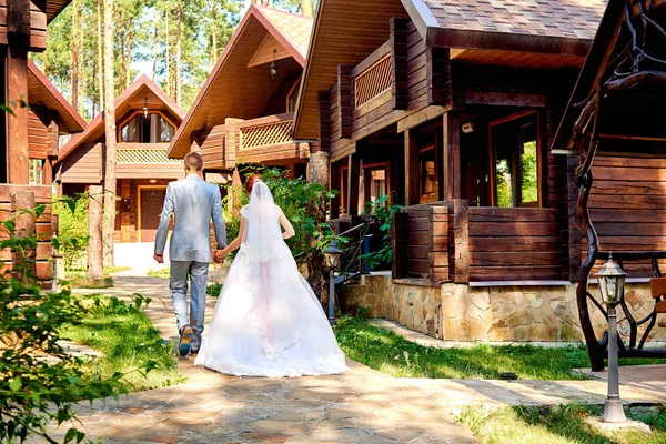 Šťastná Nevěsta Ženich Drží Ruce Pěší Poblíž Dřevěný Dům Parku — Stock fotografie