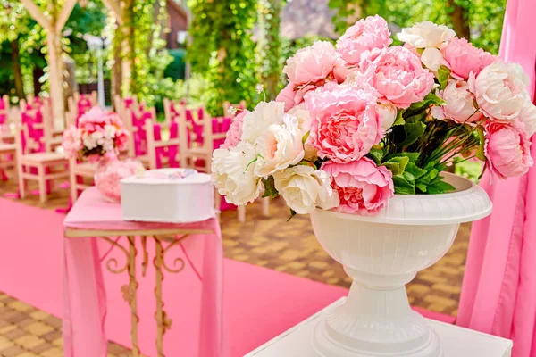 屋外の結婚式のため白いヴィンテージ花瓶のクリームとピンクの花の美しい花束の空き 結婚式の花飾り 美しい結婚式のための設定 — ストック写真