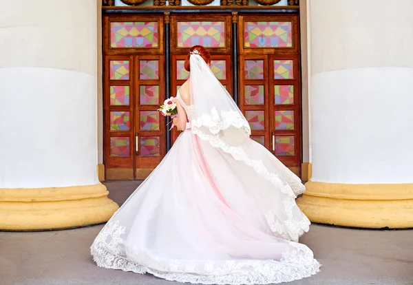 白いドレスとアウトドア コピー領域を回って結婚式ブーケとベールの美しい花嫁 ウェディング ドレス 結婚式の詳細 花嫁の手の中のブライダル ブーケ — ストック写真