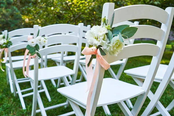 Weiße Frische Blumen Mit Rosa Schleife Auf Dem Hochzeitsstuhl Auf — Stockfoto