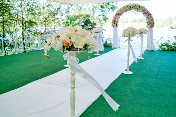 Hermosas Flores Boda Con Tela Transparente Arco Espacio Copia Decoraciones —  Fotos de Stock