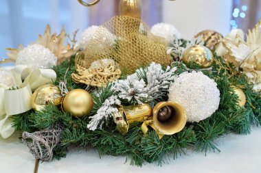 Noel çelenk beyaz ve altın baubles, kopya alanı ile dekore edilmiştir. Kış tatil kavramı. Noel arka plan