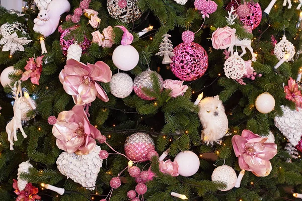 Närbild Julgran Dekorerad Med Vita Och Rosa Grannlåt Och Garland — Stockfoto