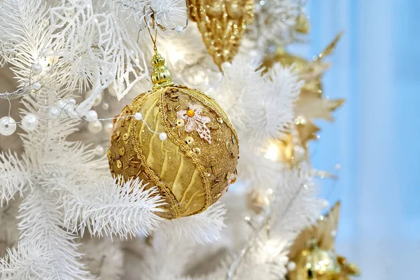 Närbild Dekorerad Julgran Vita Och Gyllene Grannlåt Och Garland Blå — Stockfoto