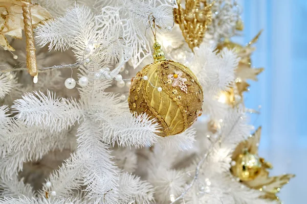 Closeup Árvore Natal Decorada Branco Dourado Bugigangas Guirlanda Fundo Borrado — Fotografia de Stock