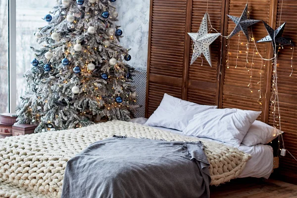 Interno Della Camera Letto Decorato Natale Con Comodo Letto Abete — Foto Stock