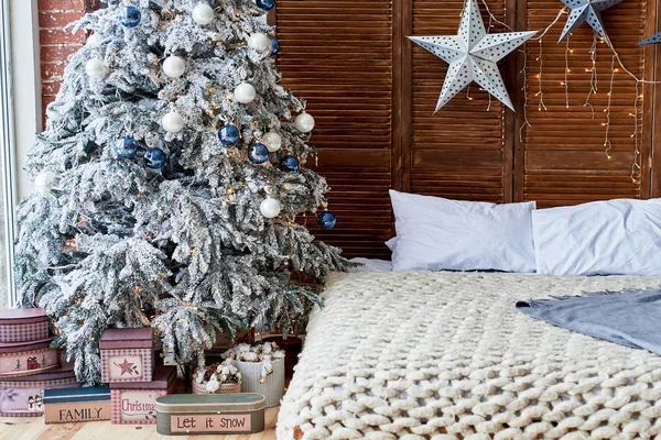 Interno Della Camera Letto Decorato Natale Con Comodo Letto Abete — Foto Stock