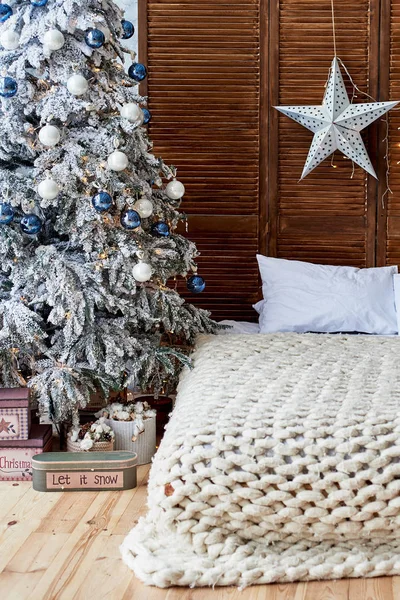 Interno Della Camera Letto Decorato Natale Con Comodo Letto Abete — Foto Stock