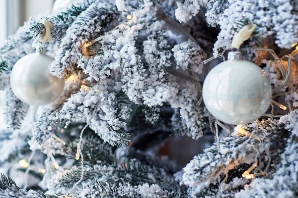 Szekrény Karácsonyfa Díszített Fehér Baubles Koszorú Ablak Közelében Másolás Helyet — Stock Fotó