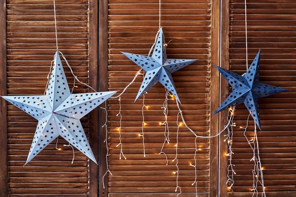 Estrellas Decorativas Con Luces Pared Madera Marrón Espacio Copia Fondo —  Fotos de Stock