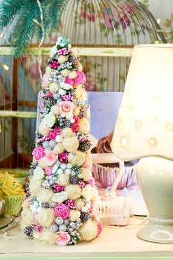 Noel dekore edilmiş Noel ağacı ve ahşap masa, kopya alanı lambası arka plan. Noel süsleri. Tatil kavramı