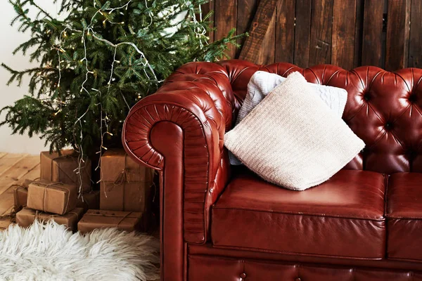 Boże Narodzenie Wnętrze Vintage Brązowy Skórzany Sofa Fir Tree Pudełka — Zdjęcie stockowe