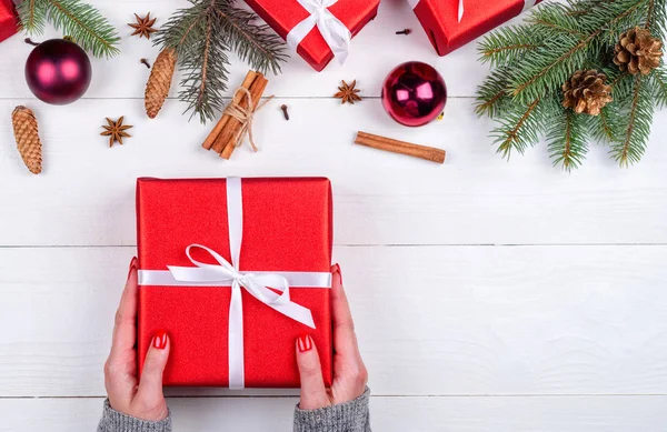 Mujer Sosteniendo Las Manos Caja Regalo Navidad Roja Sobre Fondo — Foto de Stock