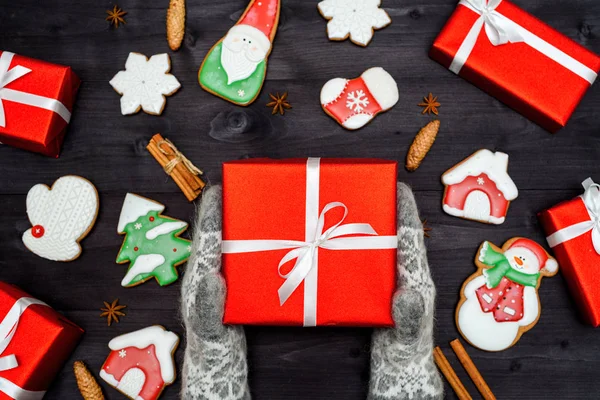 Frau Handschuhen Mit Roter Weihnachtsgeschenkschachtel Auf Hölzernem Hintergrund Mit Weihnachtsdekoration — Stockfoto