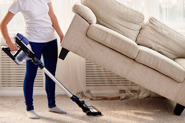 Porträt Einer Jungen Frau Weißem Hemd Und Jeans Die Teppich — Stockfoto