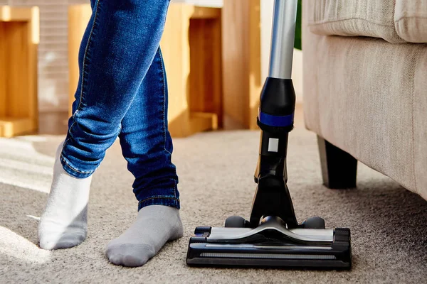 Dekat Dengan Wanita Muda Karpet Pembersih Jins Dengan Vacuum Cleaner — Stok Foto