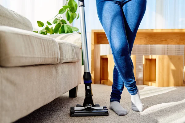 Dekat Dengan Wanita Muda Karpet Pembersih Jins Dengan Vacuum Cleaner — Stok Foto