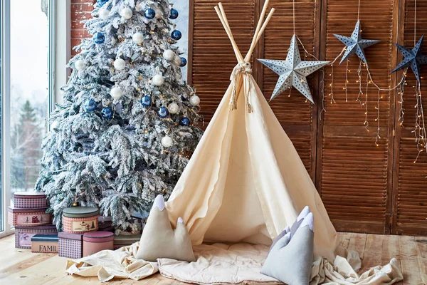 Christmas Tree Gifts Wigwam Window Child Room Copy Space Christmas — Stock Photo, Image