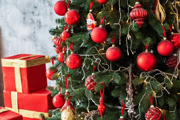 Karácsonyi Háttér Karácsonyfa Piros Ajándék Dobozok Díszített Arany Szalaggal Másol — Stock Fotó