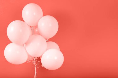 Yaşam mercan sürü uçan balonlar, kopya alanı metin için arka plan. Yıl 2019 rengi. Noel, Doğum günü, Sevgililer günü, düğün, tatil kavramı