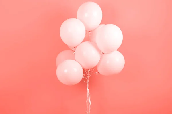 Yaşam mercan sürü uçan balonlar, kopya alanı metin için arka plan. Yıl 2019 rengi. Noel, Doğum günü, Sevgililer günü, düğün, tatil kavramı