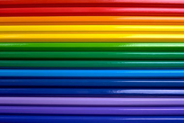 Gökkuşağı renkleri arka plan, renkli kalemler kapatın. Renkli kalemler ayarla, alanı Kopyala. Boya kalemi. Üstten görünüm, düz yatıyordu. Okul hazırlıkları kavramı kolej. Arka plan