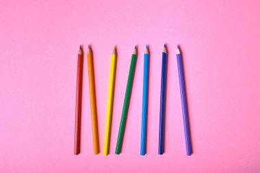 Gökkuşağı renkleri pembe pastel arka plan üzerinde renkli kalemler kapatın. Renkli kalemler ayarla, alanı Kopyala. Boya kalemi. Üstten görünüm, düz yatıyordu. Okul hazırlıkları kavramı kolej. Arka plan