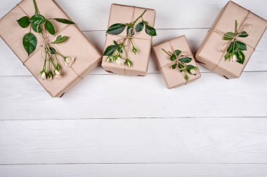 Ahşap masa, kopya alanı üzerinde üstten görünüm taze gül sınır dalları ile hediye kutuları. Satılık, alışveriş. Hediye. Tebrik kartı Womans gün, Sevgililer günü, anneler günü, düz için lay