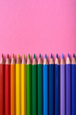 Gökkuşağı renkleri pembe pastel arka plan üzerinde renkli kalemler kapatın. Renkli kalemler ayarla, alanı Kopyala. Boya kalemi. Üstten görünüm, düz yatıyordu. Okul hazırlıkları kavramı kolej. Arka plan