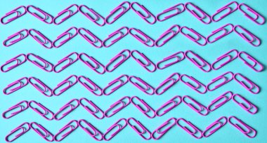 Mor mavi pastel renkli (pembe) kağıt klipleri, metin için yer Kopyala. Üstten görünüm, düz yatıyordu. Okul, Kolej, eğitim kavramı hazırlıkları. Ataç yapılan dalgalar