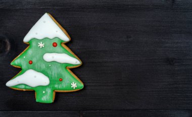 Bir Noel köknar ağacı gingerbread kurabiyesi kar ve süslemeleri üzerinde koyu ahşap arka plan, üstten görünüm, düz yatıyordu. Tatil Gıda, Minimalizm, en az kavramı, kopya alanı
