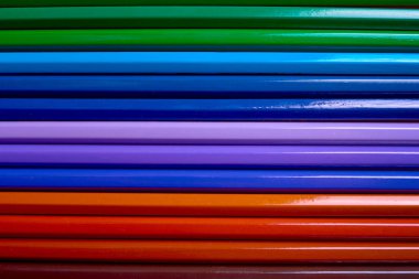 Kalem arka planını renklendirin, yakın çekim. Renkli kalemler ayarla, alanı Kopyala. Boya kalemi. Üstten görünüm, düz yatıyordu. Okul hazırlıkları kavramı kolej. Arka plan