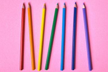 Gökkuşağı renkleri pembe pastel arka plan üzerinde renkli kalemler kapatın. Renkli kalemler ayarla, alanı Kopyala. Boya kalemi. Üstten görünüm, düz yatıyordu. Okul hazırlıkları kavramı kolej. Arka plan