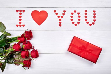 Tatil arka plan ile hediye kutusu, ı Love You yapılan kırmızı kağıt kalpler ve gül, kopya alanı imzala. Sevgililer günü, kadın günü için tebrik kartı. Aşk sembolü. Aşk kavramı, üstten görünüm, düz lay