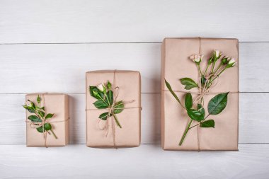 Taze gül ahşap masa, kopya alanı üzerinde dalları ile hediye kutuları. Tatil arka plan, satış, alışveriş. Hediye. Tebrik kartı Womans gün, Sevgililer günü, anneler günü, düz için lay