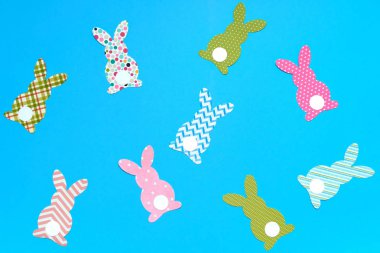 Paskalya tavşanı dekorasyon mavi arka plan, kopya alanı üzerinde. DIY tatil elişi renkli tavşan. Düz yatıyordu, en iyi görünüm. Kağıt tavşan kesik. Paskalya tebrik kartı. Mutlu Paskalya kavramı