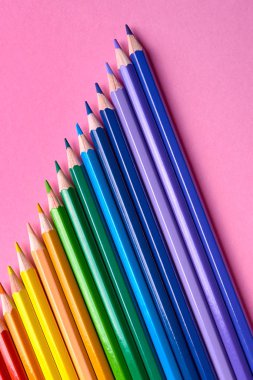 Gökkuşağı renkleri pembe pastel arka plan üzerinde renkli kalemler kapatın. Renkli kalemler ayarla, alanı Kopyala. Boya kalemi. Üstten görünüm, düz yatıyordu. Okul hazırlıkları kavramı kolej. Arka plan