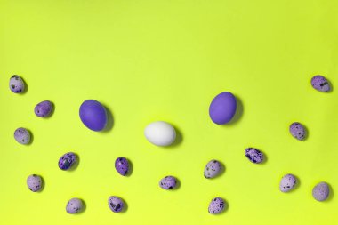 Beyaz, mor ve bıldırcın sarı arka planda, kopya alanı Paskalya yumurta. Sağlıklı gıda kavramı. Üstten görünüm, düz yatıyordu. Mutlu Paskalya kavramı